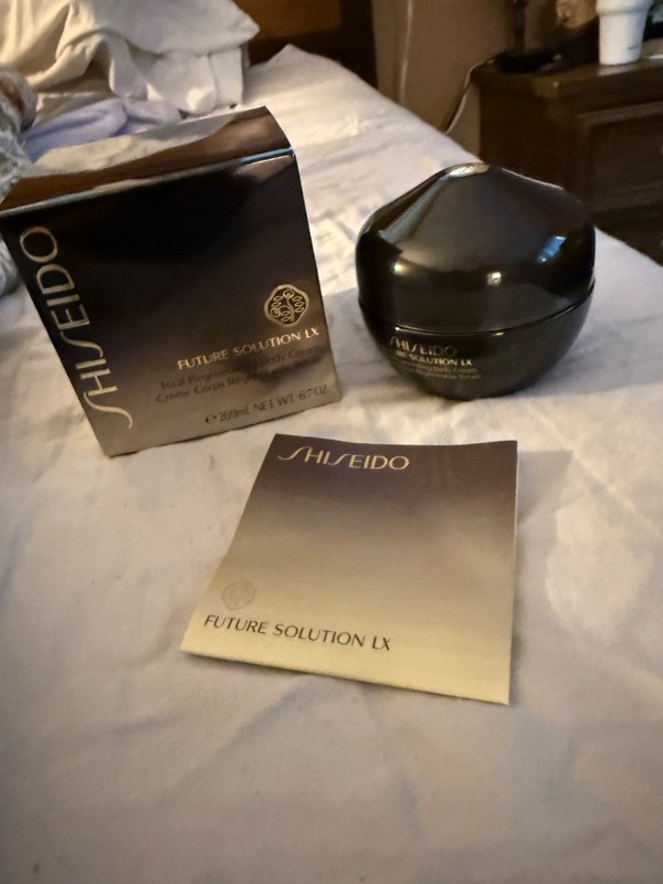 FUTURE SOLUTION LX Total Regenerating Body Cream Crème Corps Régénérante
