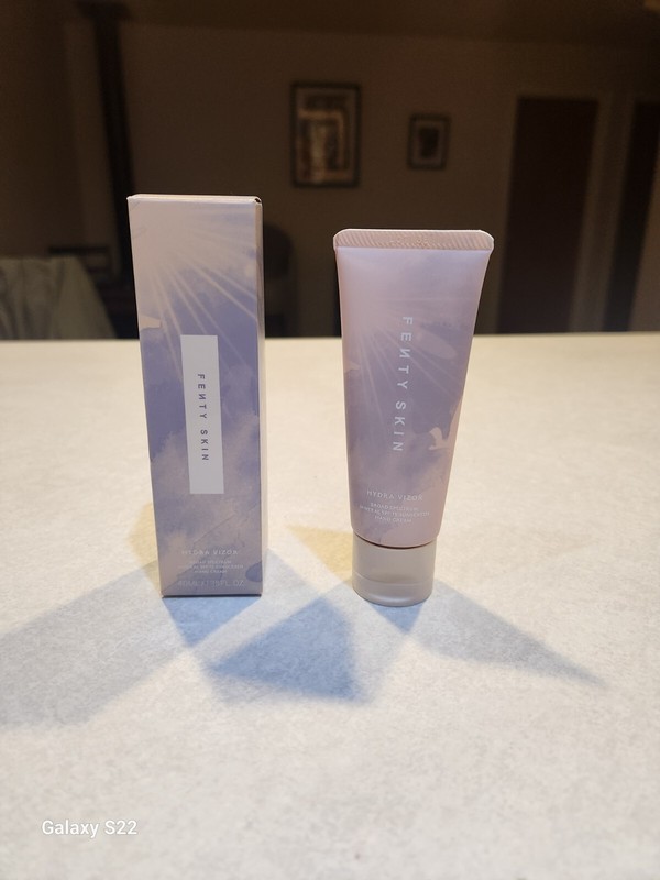 Fenty Skin Hydra Vizor Broad Spectrum SPF 15 Sunscreen Hand Cream 1.35 oz / 40ml