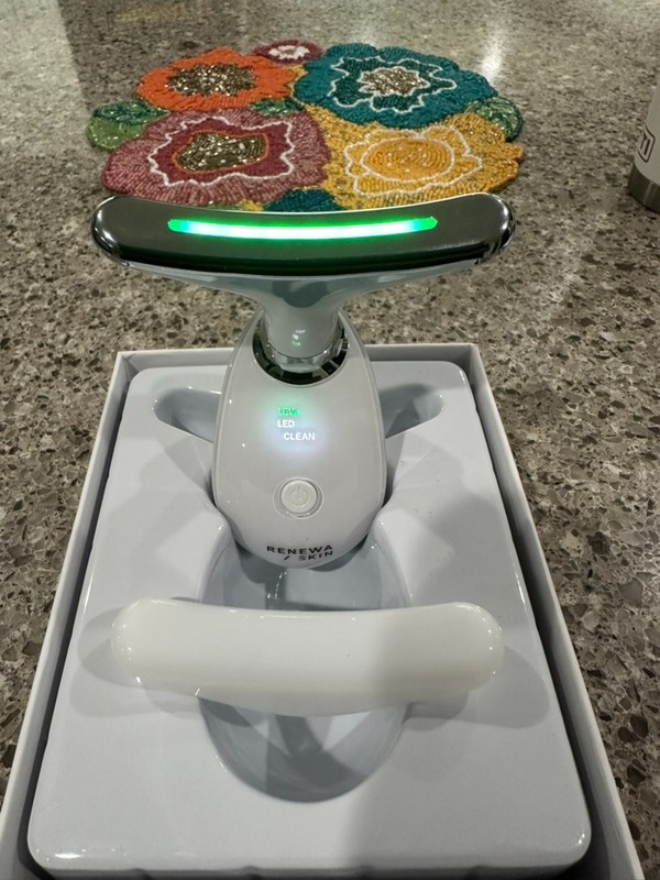 Renewa Lift Non-Invasive LED Skin Tightening Device Face Neck Brand New