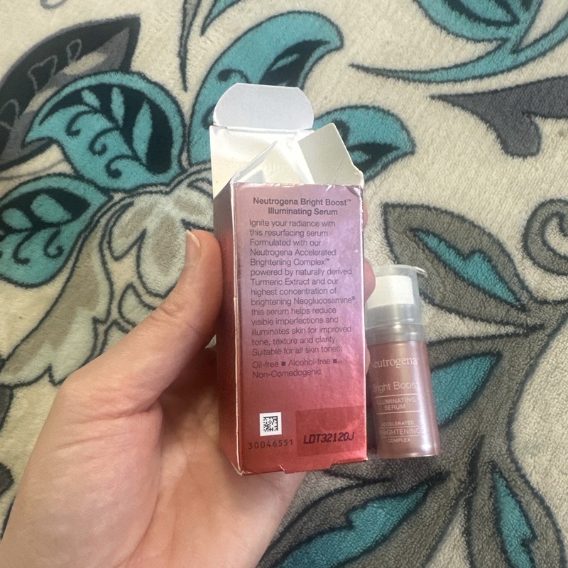 Neutrogena Bright Boost Illuminating Face Serum with Neoglucosamine & Turmeric gallery