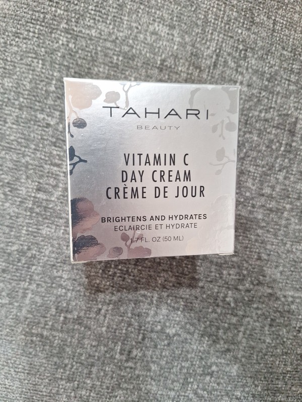TAHARI VITAMIN C DAY CREME BRIGHTENS AND HYDRATES NEW IN BOX 1.7 OZ