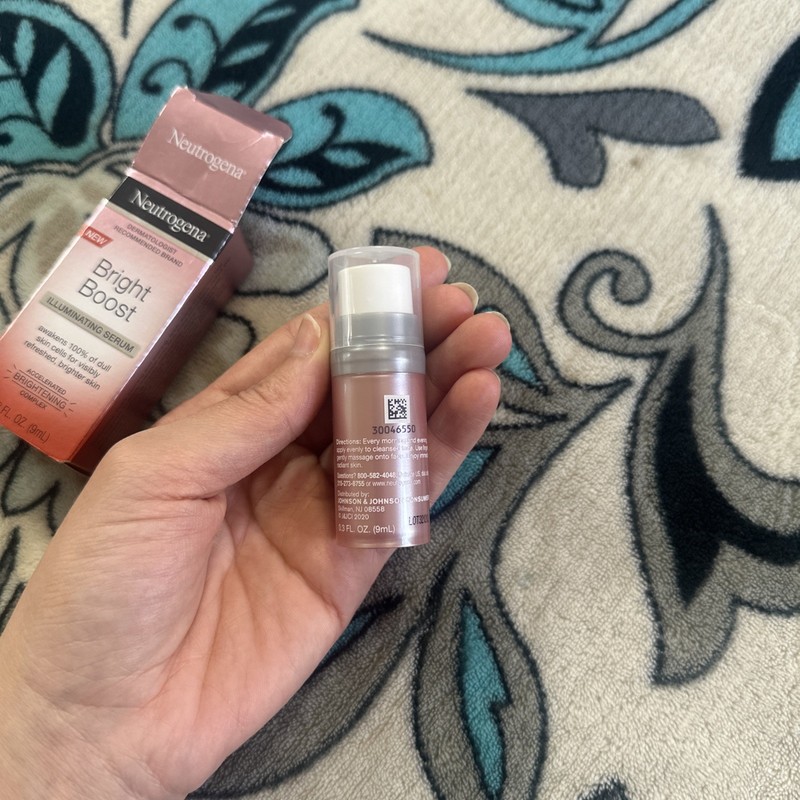 Neutrogena Bright Boost Illuminating Face Serum with Neoglucosamine & Turmeric gallery
