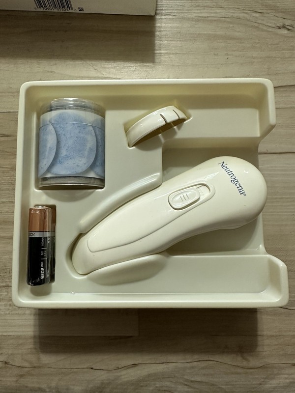 Neutrogena Microdermabrasion System Kit 12 Puffs NEW OPEN BOX w/ Batteries gallery