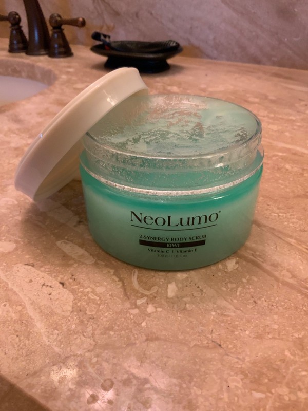 Neolumo 2-Synergy Body Scrub Kiwi, Vitamin C, Vitamin E 10.5oz 300mL New 6/27