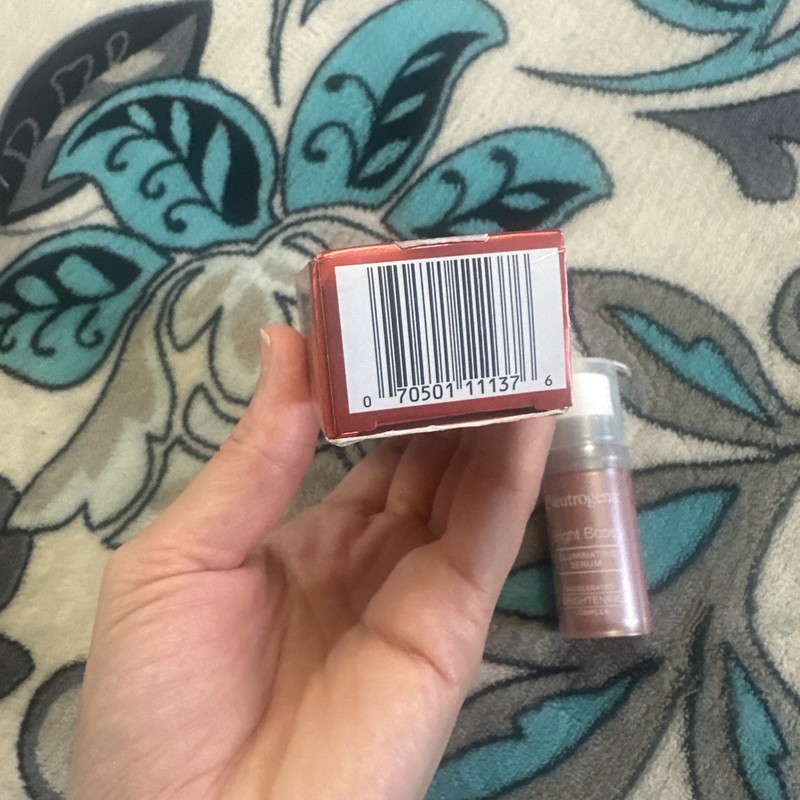 Neutrogena Bright Boost Illuminating Face Serum with Neoglucosamine & Turmeric gallery