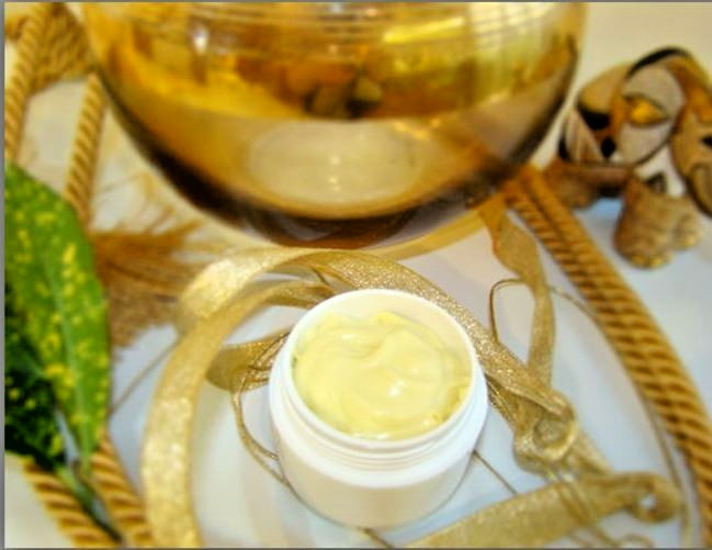 Reveal Your Natural Glow – 100% Organic Whitening & Brightening Cream 1.5 oz