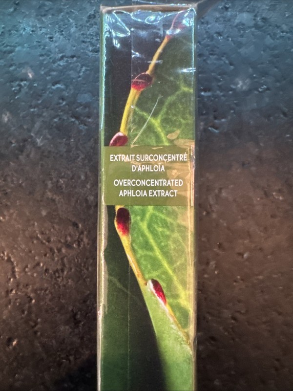 Yves Rocher Elixir Jeunesse Repair + Anti Pollution Reviver Eye Roll On 0.5 oz. gallery