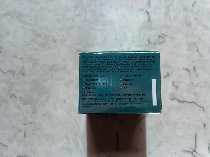 IT Cosmetics Confidence In A Gel Cream Moisturizer Oil Control Anti-Aging 2oz gallery