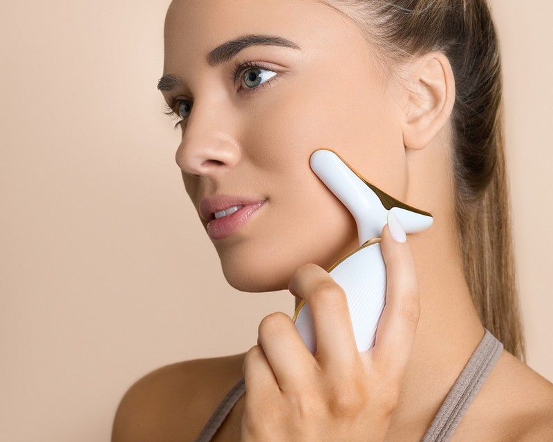 Red Light Therapy for Face and Neck, Facial Massager Sculpting Tool with 7 Color gallery