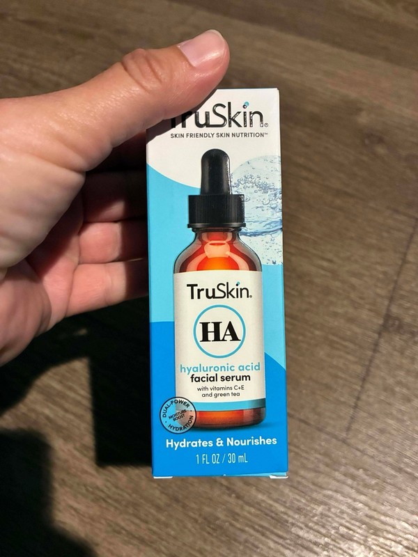 TruSkin Hyaluronic Acid Facial Serum 1 oz with Vitamins C and E and Green Tea