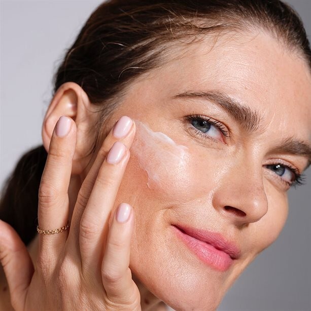 NEW! Anew Ultimate Firm & Supple Day Cream with Protinol SPF 20 1.7 fl oz /50 ml gallery