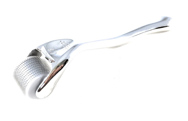 Modern Silver Derma Roller, 1.5 mm Titanium Alloy Microneedles, Luminous Skin
