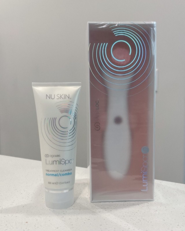 BRAND NEW Nuskin LumiSpa iO kit with a Cleanser(Normal/Combo),Rose Gold