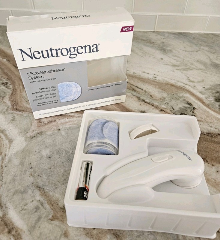 Neutrogena Microdermabrasion System Kit with 12 Rejuvenating Puffs Anti Aging