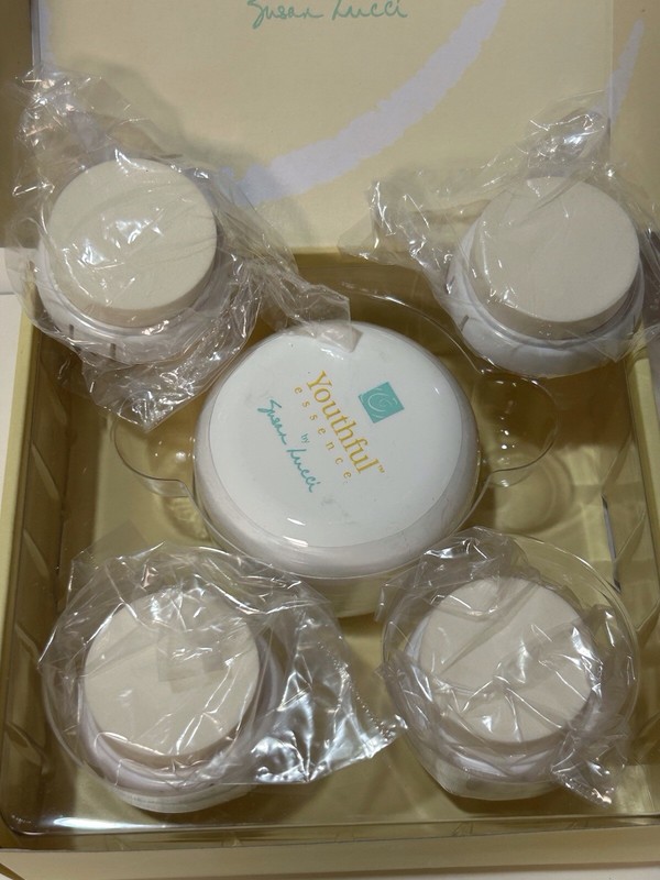 Youthful Essence By Susan Lucci Vitamin Enriched Resurfacing Cream 2.5 oz 4 Pads gallery
